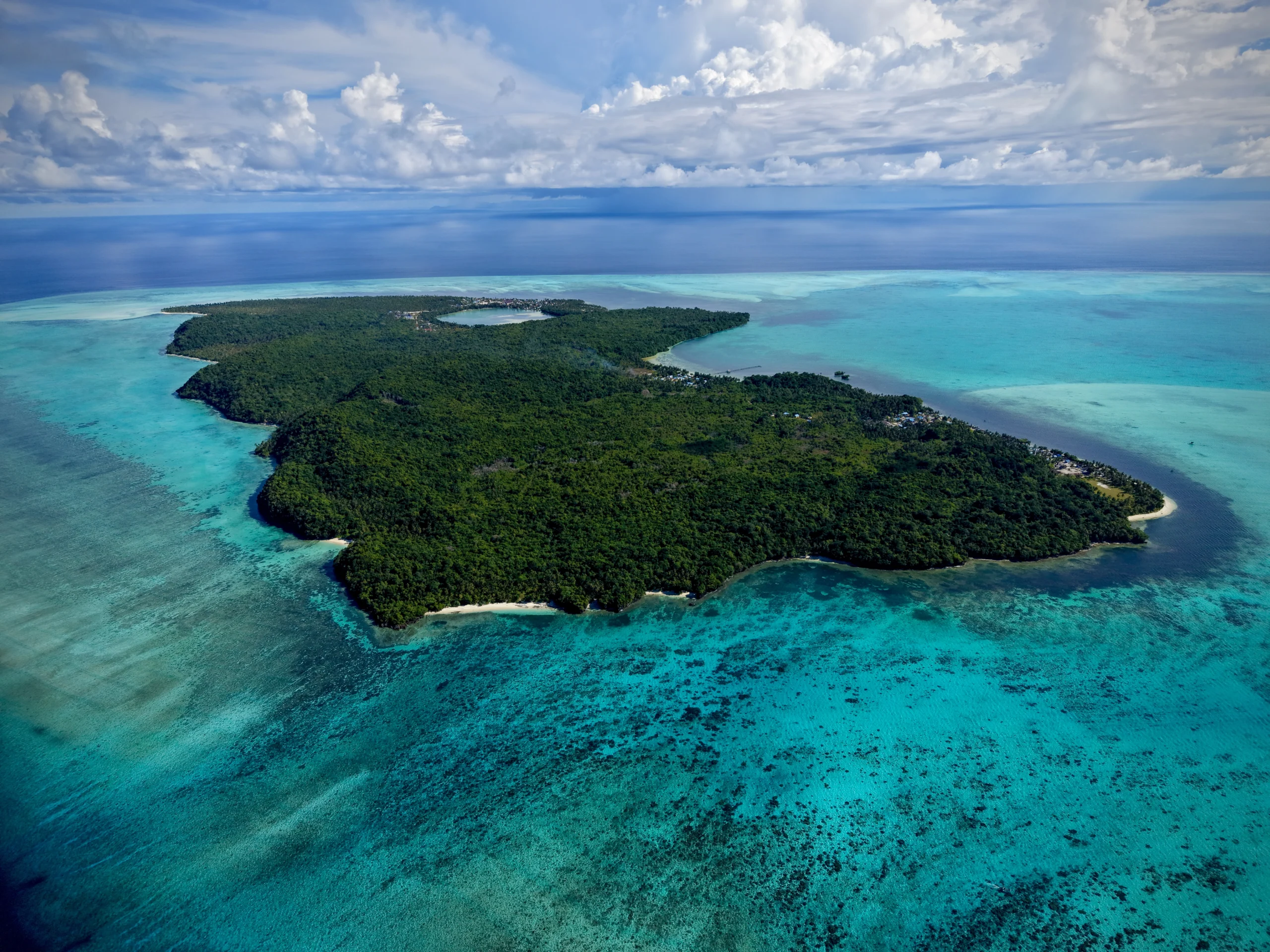 Vue aérienne par drone de l'île d'Ayau, Raja Ampat, Indonésie